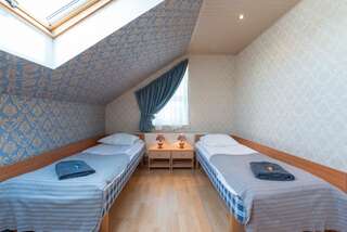 Гостевой дом Villa Konrad Курессааре Стандартный двухместный номер VI с 2 отдельными кроватями и собственной ванной комнатой-1